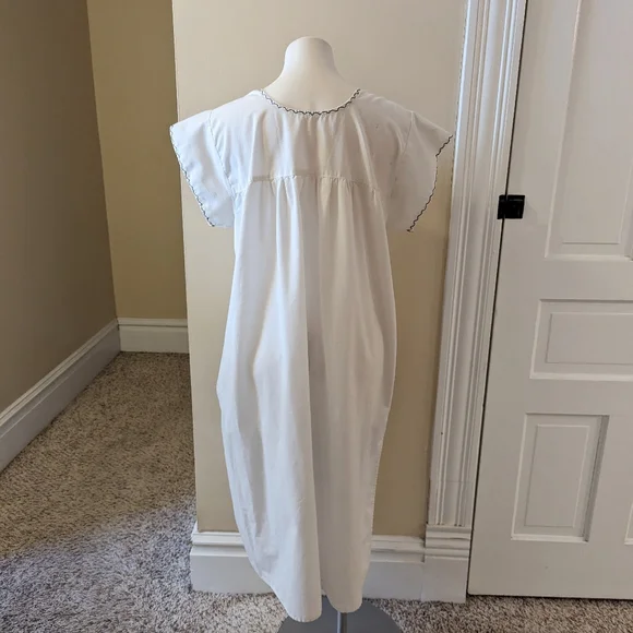 Vintage white lounge dress with pretty black and orange embroidery size L - Picture 3 of 7